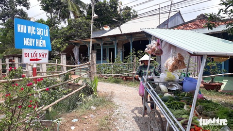 Dân vùng sạt lở kêu, chính quyền nói không có chuyện bỏ quên - Ảnh 3. Dân vùng sạt lở kêu, chính quyền nói không có chuyện bỏ quên - Ảnh 3.