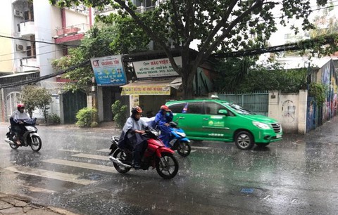 Mưa trái mùa giảm nhiệt cho TP.HCM, coi chừng chất ô nhiễm - Ảnh 1. Mưa trái mùa giảm nhiệt cho TP.HCM, coi chừng chất ô nhiễm - Ảnh 1.