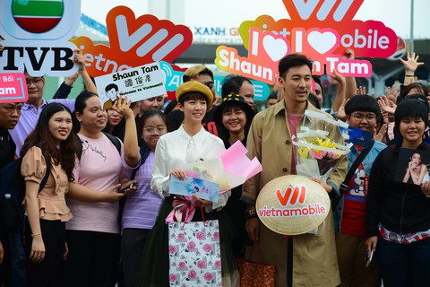 Bao Thanh Thiên trẻ thích thú với nón lá Việt Nam - Ảnh 1. Bao Thanh Thiên trẻ thích thú với nón lá Việt Nam - Ảnh 1.