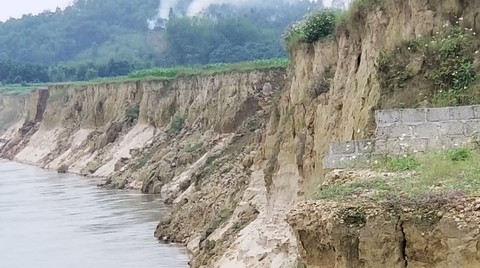 Dân dựng lều trước cổng trụ sở xã vì cho rằng khai thác cát làm mất đất - Ảnh 2. Dân dựng lều trước cổng trụ sở xã vì cho rằng khai thác cát làm mất đất - Ảnh 2.