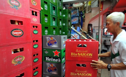 TP.HCM tính tăng thuế với rượu bia - Ảnh 1. TP.HCM tính tăng thuế với rượu bia - Ảnh 1.