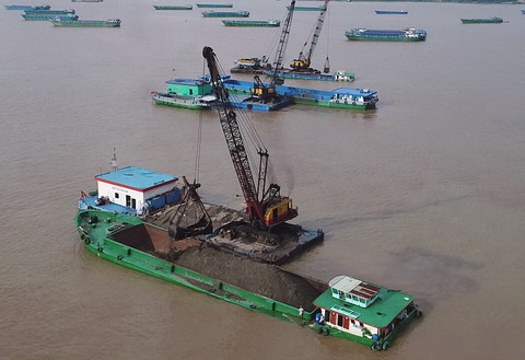 Không để người dân đơn độc chống chọi với cát tặc - Ảnh 1. Không để người dân đơn độc chống chọi với cát tặc - Ảnh 1.