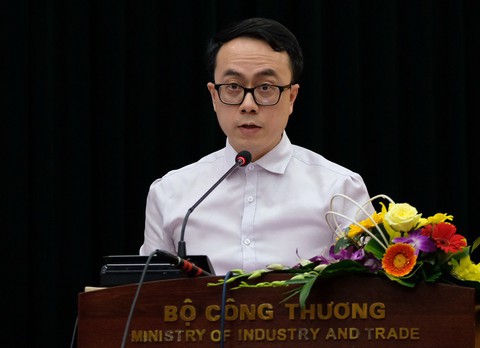 Chưa rõ cơ sở kỷ luật 3 cán bộ vụ xe biển xanh đón người nhà bộ trưởng - Ảnh 1. Chưa rõ cơ sở kỷ luật 3 cán bộ vụ xe biển xanh đón người nhà bộ trưởng - Ảnh 1.