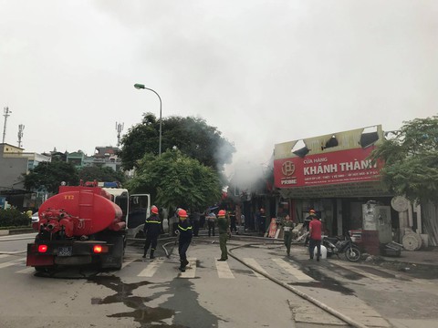 Cháy lớn trên đường Lạc Long Quân, Hà Nội - Ảnh 2. Cháy lớn trên đường Lạc Long Quân, Hà Nội - Ảnh 2.