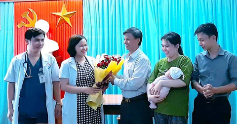 Bé gái nặng 740gram đã xuất viện về nhà - Ảnh 1. Bé gái nặng 740gram đã xuất viện về nhà - Ảnh 1.