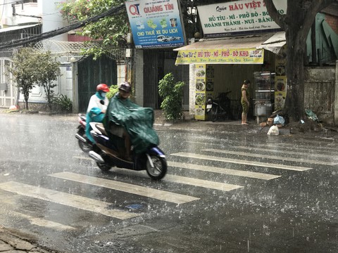 TP.HCM đổ mưa từ rạng sáng, đã vào mùa mưa? - Ảnh 1. TP.HCM đổ mưa từ rạng sáng, đã vào mùa mưa? - Ảnh 1.