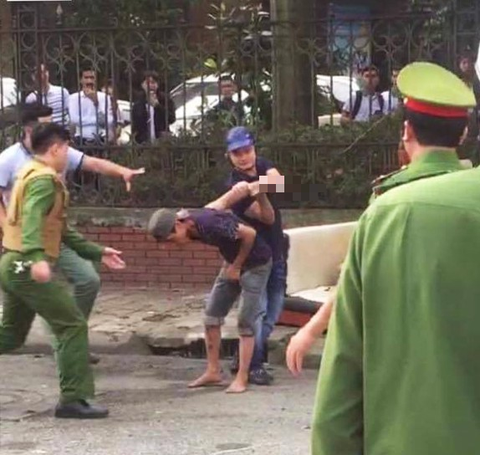 Giải cứu nam thanh niên ngáo đá, tự cứa dao vào cổ - Ảnh 2. Giải cứu nam thanh niên ngáo đá, tự cứa dao vào cổ - Ảnh 2.