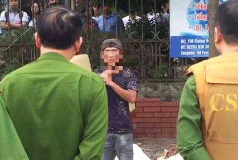 Giải cứu nam thanh niên ngáo đá, tự cứa dao vào cổ - Ảnh 1. Giải cứu nam thanh niên ngáo đá, tự cứa dao vào cổ - Ảnh 1.