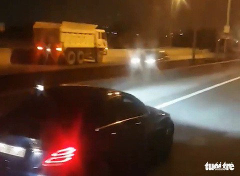TP.HCM cầu cứu xử lý vi phạm trên đường dẫn cao tốc - Ảnh 1. TP.HCM cầu cứu xử lý vi phạm trên đường dẫn cao tốc - Ảnh 1.