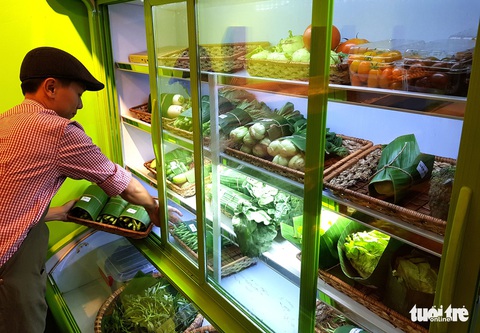 Thủ tướng khen các siêu thị dùng lá chuối thay nilông - Ảnh 1. Thủ tướng khen các siêu thị dùng lá chuối thay nilông - Ảnh 1.