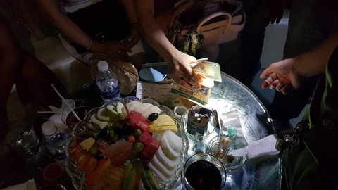 Ập vào quán bar, phát hiện nhiều thanh niên sử dụng ma túy - Ảnh 1. Ập vào quán bar, phát hiện nhiều thanh niên sử dụng ma túy - Ảnh 1.