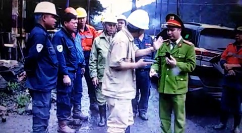 Hai công ty than xung đột, dàn trận, rút súng trước mặt công an - Ảnh 1. Hai công ty than xung đột, dàn trận, rút súng trước mặt công an - Ảnh 1.