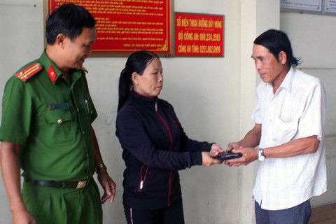 Chị bán vé số trả lại ví tiền nhặt được và từ chối nhận số tiền được tặng - Ảnh 1. Chị bán vé số trả lại ví tiền nhặt được và từ chối nhận số tiền được tặng - Ảnh 1.