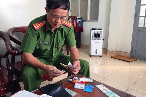 Chị bán vé số trả lại ví tiền nhặt được và từ chối nhận số tiền được tặng - Ảnh 2. Chị bán vé số trả lại ví tiền nhặt được và từ chối nhận số tiền được tặng - Ảnh 2.