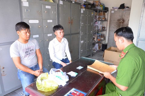 Công an xử phạt dân cho vay nặng lãi ngay khi... rải quảng cáo - Ảnh 1. Công an xử phạt dân cho vay nặng lãi ngay khi... rải quảng cáo - Ảnh 1.