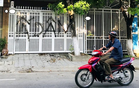 Ném chất bẩn, xịt sơn nhà ông Linh: Đà Nẵng nhắc người dân không quá khích - Ảnh 1. Ném chất bẩn, xịt sơn nhà ông Linh: Đà Nẵng nhắc người dân không quá khích - Ảnh 1.