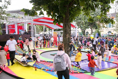 Lễ hội Singapore đầu tiên tại Việt Nam thu hút hàng ngàn người dân phía Bắc - Ảnh 5. Lễ hội Singapore đầu tiên tại Việt Nam thu hút hàng ngàn người dân phía Bắc - Ảnh 5.