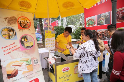 Lễ hội Singapore đầu tiên tại Việt Nam thu hút hàng ngàn người dân phía Bắc - Ảnh 8. Lễ hội Singapore đầu tiên tại Việt Nam thu hút hàng ngàn người dân phía Bắc - Ảnh 8.