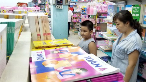 Nên thôi tranh luận một hay nhiều bộ sách giáo khoa - Ảnh 1. Nên thôi tranh luận một hay nhiều bộ sách giáo khoa - Ảnh 1.