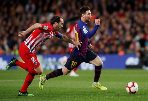 Song sát Messi - Suarez giúp Barca vất vả đánh bại 10 cầu thủ Atletico Madrid - Ảnh 2. Song sát Messi - Suarez giúp Barca vất vả đánh bại 10 cầu thủ Atletico Madrid - Ảnh 2.