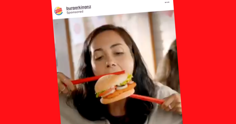 Quảng cáo ăn burger bằng đũa bị ném đá tơi tả - Ảnh 1. Quảng cáo ăn burger bằng đũa bị ném đá tơi tả - Ảnh 1.