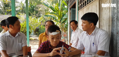 Học sinh lớp 7 bị bạn đánh ‘đầu bê bết máu’ - Ảnh 1. Học sinh lớp 7 bị bạn đánh ‘đầu bê bết máu’ - Ảnh 1.