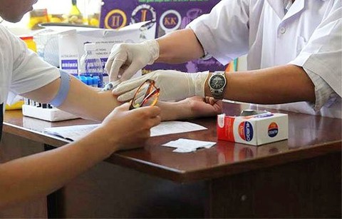 10 người bị kẻ lạ đâm ở quận 5 phải điều trị phơi nhiễm HIV - Ảnh 1. 10 người bị kẻ lạ đâm ở quận 5 phải điều trị phơi nhiễm HIV - Ảnh 1.