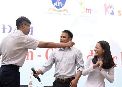 Huấn luyện viên Muay Thái dạy học sinh chiêu tấn công kẻ sàm sỡ - Ảnh 1. Huấn luyện viên Muay Thái dạy học sinh chiêu tấn công kẻ sàm sỡ - Ảnh 1.