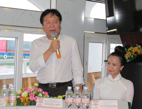 Trình diễn nghệ thuật dân gian ba miền trên phố đi bộ Nguyễn Huệ - Ảnh 1. Trình diễn nghệ thuật dân gian ba miền trên phố đi bộ Nguyễn Huệ - Ảnh 1.