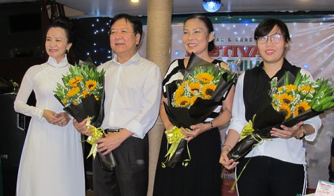 Trình diễn nghệ thuật dân gian ba miền trên phố đi bộ Nguyễn Huệ - Ảnh 3. Trình diễn nghệ thuật dân gian ba miền trên phố đi bộ Nguyễn Huệ - Ảnh 3.