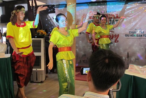Trình diễn nghệ thuật dân gian ba miền trên phố đi bộ Nguyễn Huệ - Ảnh 2. Trình diễn nghệ thuật dân gian ba miền trên phố đi bộ Nguyễn Huệ - Ảnh 2.