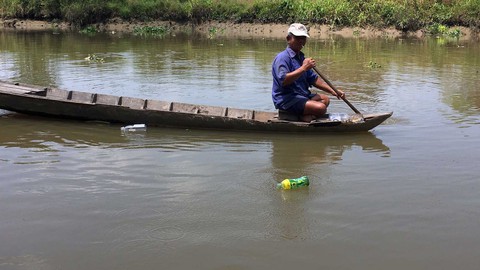 Lão nông nghèo ham giúp người khổ - Ảnh 1. Lão nông nghèo ham giúp người khổ - Ảnh 1.