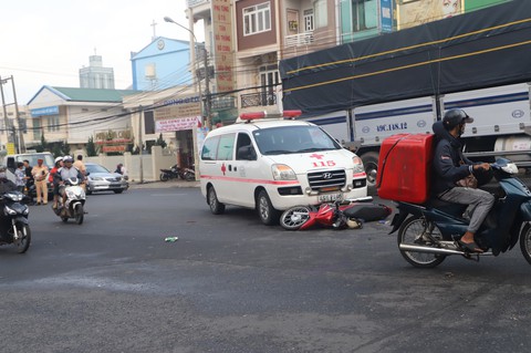 Xe cứu thương vượt đèn đỏ tông xe máy, 1 người giập não - Ảnh 2. Xe cứu thương vượt đèn đỏ tông xe máy, 1 người giập não - Ảnh 2.