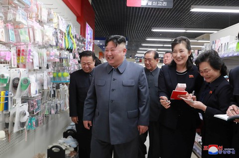 Ông Kim Jong Un tươi cười đi thăm trung tâm hàng xịn - Ảnh 1. Ông Kim Jong Un tươi cười đi thăm trung tâm hàng xịn - Ảnh 1.