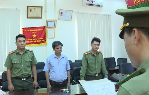 Cựu thiếu tá công an giúp sửa điểm thi, sửa luôn cho người thân - Ảnh 1. Cựu thiếu tá công an giúp sửa điểm thi, sửa luôn cho người thân - Ảnh 1.