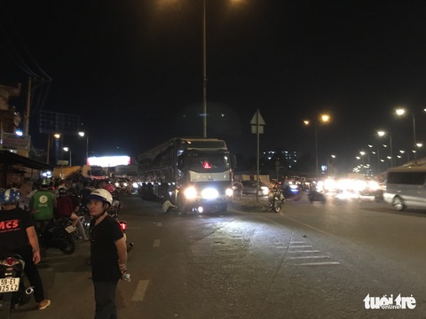 Xe đầu kéo cán chết 2 người đi xe máy ở ngã tư An Sương - Ảnh 1. Xe đầu kéo cán chết 2 người đi xe máy ở ngã tư An Sương - Ảnh 1.