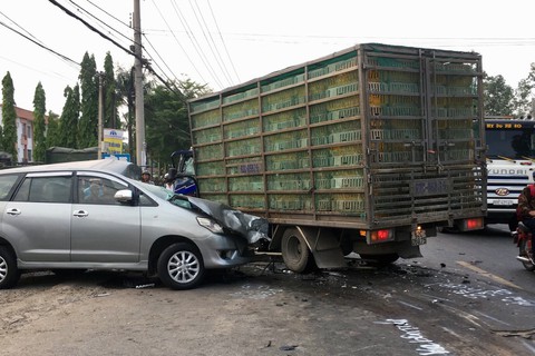 Ôtô 7 chỗ đụng xe tải, 4 người bị thương nặng - Ảnh 1. Ôtô 7 chỗ đụng xe tải, 4 người bị thương nặng - Ảnh 1.