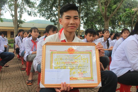 Nam sinh lớp 9 cứu được ba em học sinh lớp 7 đuối nước - Ảnh 2. Nam sinh lớp 9 cứu được ba em học sinh lớp 7 đuối nước - Ảnh 2.