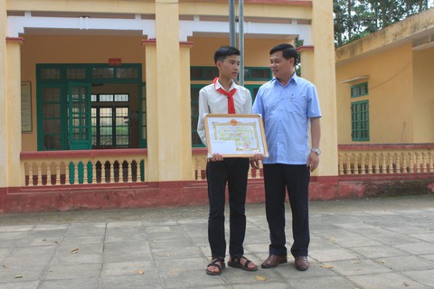 Nam sinh lớp 9 cứu được ba em học sinh lớp 7 đuối nước - Ảnh 1. Nam sinh lớp 9 cứu được ba em học sinh lớp 7 đuối nước - Ảnh 1.