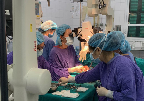 Bác sĩ tạo hình thẩm mỹ cứu chú chim non cho bé trai 9 tuổi - Ảnh 1. Bác sĩ tạo hình thẩm mỹ cứu chú chim non cho bé trai 9 tuổi - Ảnh 1.