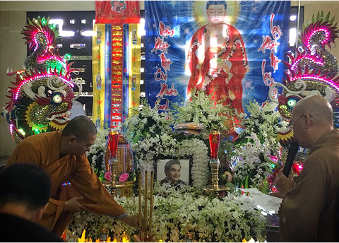 Gia đình Anh Vũ nghẹn ngào làm lễ tang ở chùa Ấn Quang - Ảnh 7.