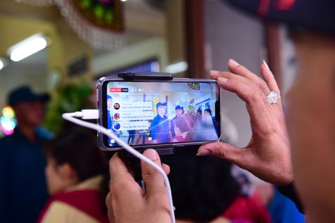 Phản cảm livestream, chụp ảnh câu like ở đám tang Anh Vũ - Ảnh 7. Phản cảm livestream, chụp ảnh câu like ở đám tang Anh Vũ - Ảnh 7.