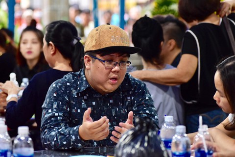 Nghệ sĩ, bạn hữu rơi lệ viếng Anh Vũ ở lễ tang đầy hoa trắng - Ảnh 4. Nghệ sĩ, bạn hữu rơi lệ viếng Anh Vũ ở lễ tang đầy hoa trắng - Ảnh 4.