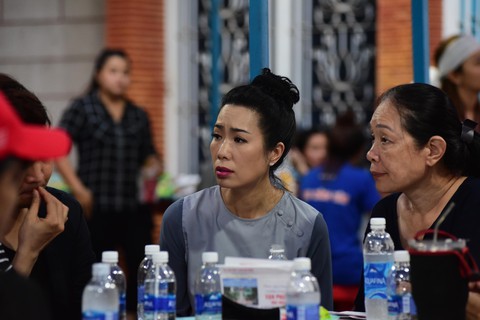 Nghệ sĩ, bạn hữu rơi lệ viếng Anh Vũ ở lễ tang đầy hoa trắng - Ảnh 5. Nghệ sĩ, bạn hữu rơi lệ viếng Anh Vũ ở lễ tang đầy hoa trắng - Ảnh 5.