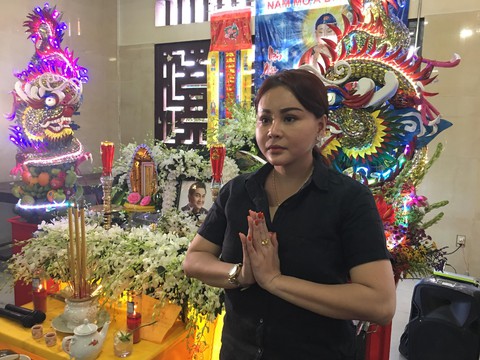 Nghệ sĩ, bạn hữu rơi lệ viếng Anh Vũ ở lễ tang đầy hoa trắng - Ảnh 8. Nghệ sĩ, bạn hữu rơi lệ viếng Anh Vũ ở lễ tang đầy hoa trắng - Ảnh 8.
