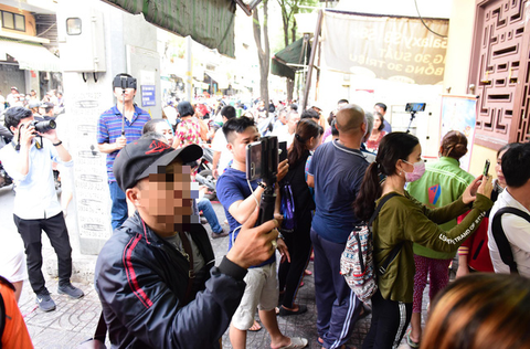 Phản cảm livestream, chụp ảnh câu like ở đám tang Anh Vũ - Ảnh 5. Phản cảm livestream, chụp ảnh câu like ở đám tang Anh Vũ - Ảnh 5.