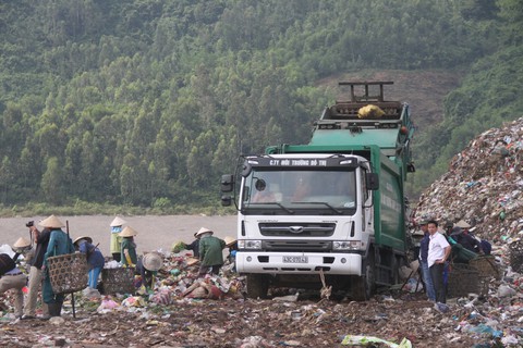 30 năm ăn rác quá mỏi mệt, dân cần được hít thở, không cần lời hứa - Ảnh 2. 30 năm ăn rác quá mỏi mệt, dân cần được hít thở, không cần lời hứa - Ảnh 2.