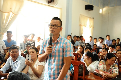 Chủ tịch tỉnh Quảng Nam dừng họp để tiếp dân vụ mua đất không được cấp sổ đỏ - Ảnh 1. Chủ tịch tỉnh Quảng Nam dừng họp để tiếp dân vụ mua đất không được cấp sổ đỏ - Ảnh 1.