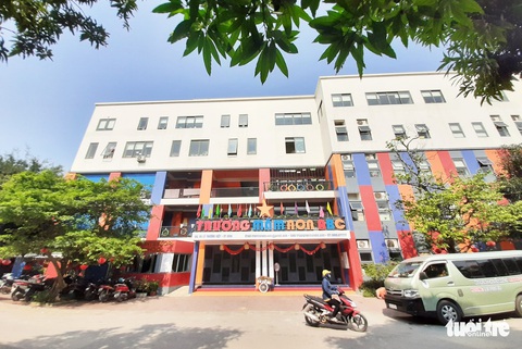 Vụ ‘gia đình nợ tiền học’: trường mời đưa bé đi học trở lại - Ảnh 1. Vụ ‘gia đình nợ tiền học’: trường mời đưa bé đi học trở lại - Ảnh 1.