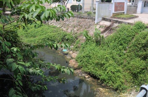 Nhiều cơ sở sản xuất xả nước thải trực tiếp ra sông Dương Đông - Ảnh 2. Nhiều cơ sở sản xuất xả nước thải trực tiếp ra sông Dương Đông - Ảnh 2.